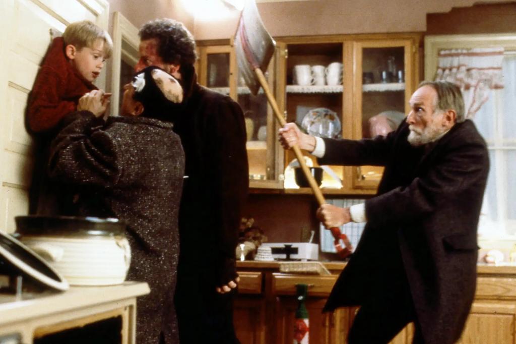 Home-Alone-Macaulay-Culkin-Joe-Pesci-Daniel-Stern-Roberts-Blossom-110325-2ccda84d4b8c4da5b330aba8849b3b10.webp.jpg