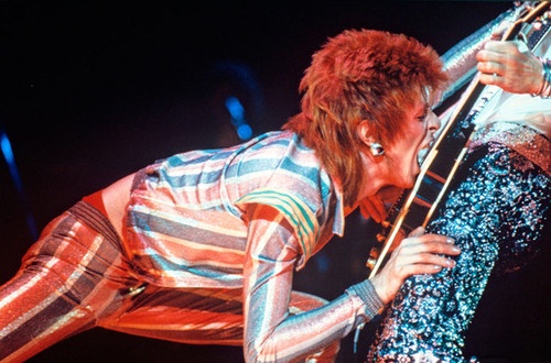 David Bowie on stage with Mick Ronson 2.jpg