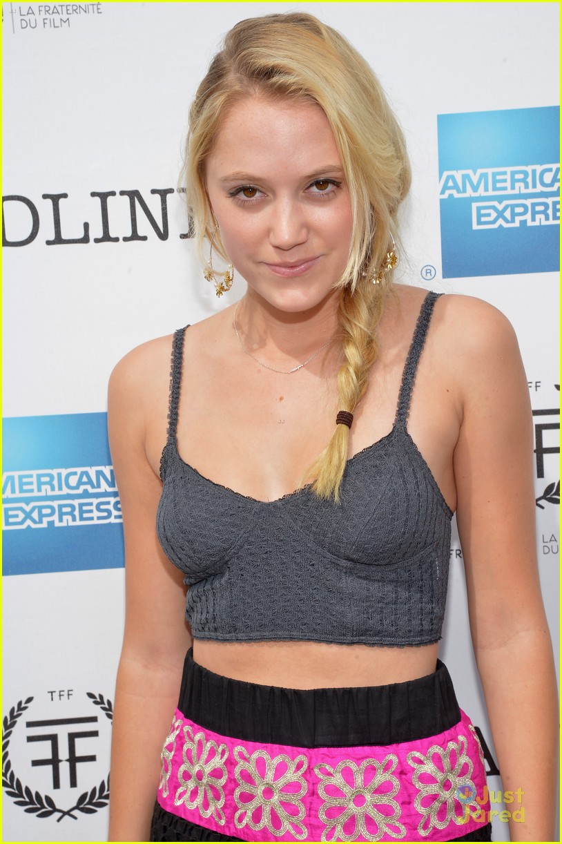 maika-monroe-it-follows-call-cannes-08.jpg