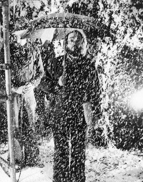 Stanley-Kubrick-on-the-set-of-The-Shining-1980..jpg