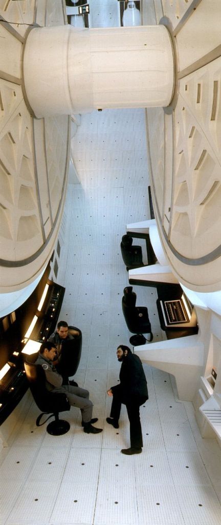 behind-the-scenes-2001-a-Space-Odyssey-Kubrick-432x1024.jpg