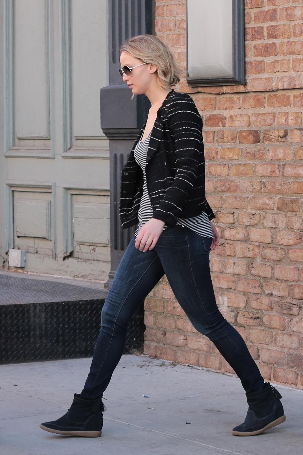 Jennifer-Lawerence-Tight-Jeans-Walking_4.jpg
