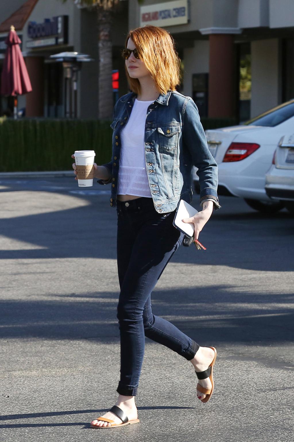 Emma-Stone-Tight-Jeans-Walking_2.jpg