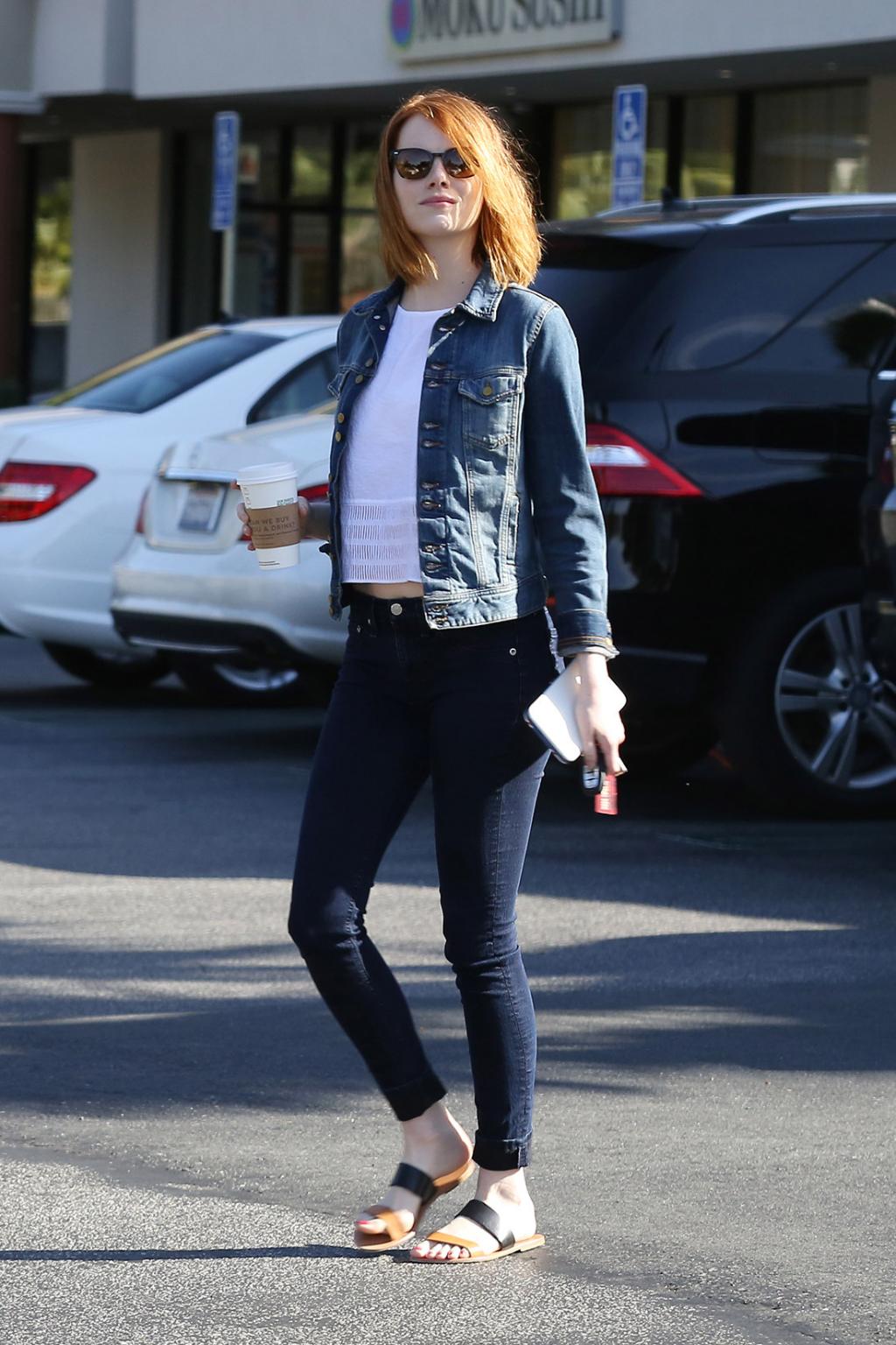 Emma-Stone-Tight-Jeans-Walking_5.jpg