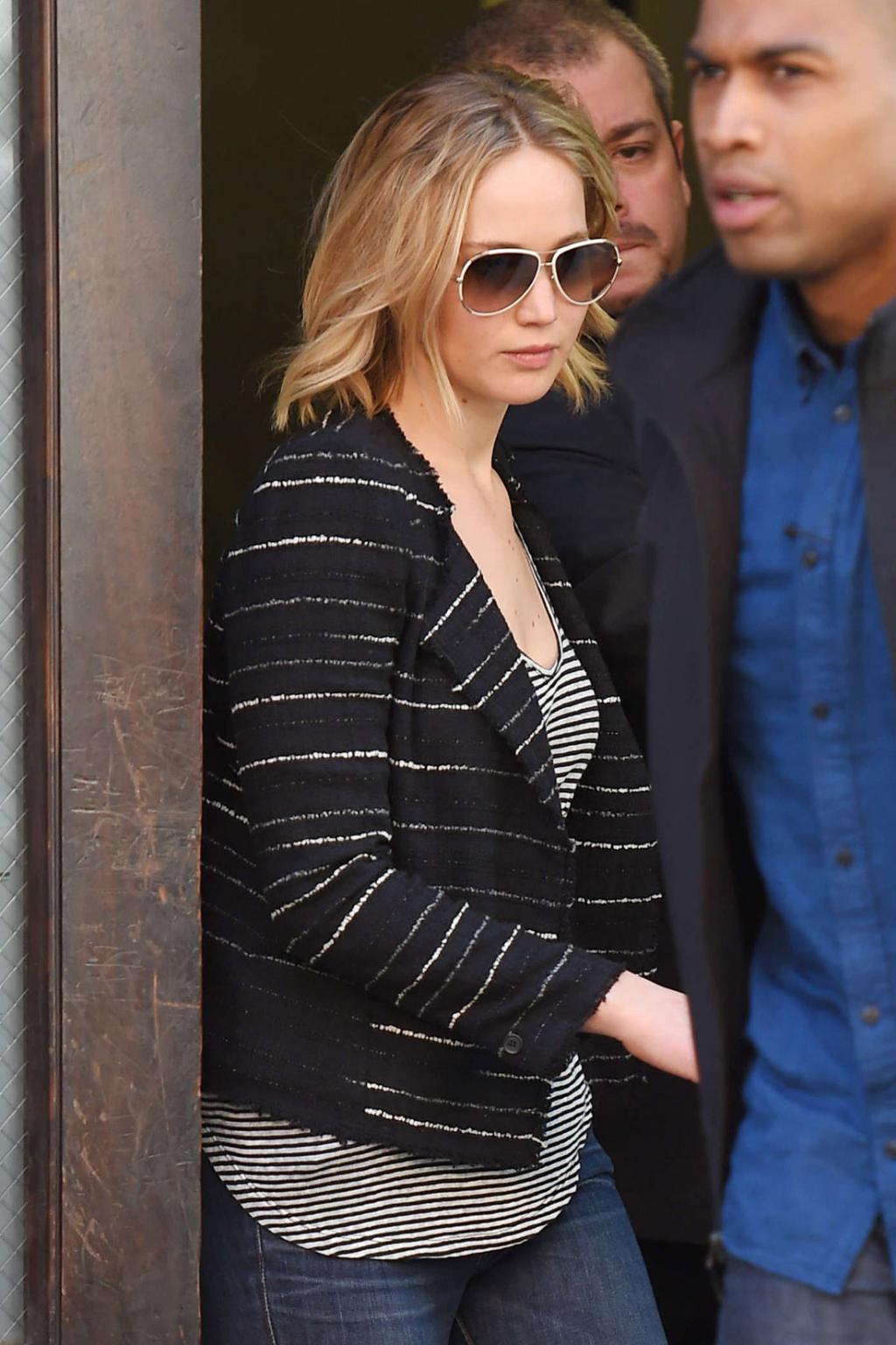 Jennifer-Lawerence-Tight-Jeans-Walking_1.jpg