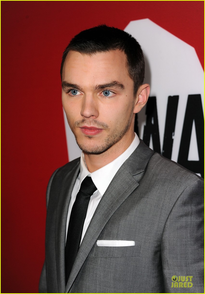 teresa-palmer-nicholas-hoult-warm-bodies-hollywood-premiere-07.jpg