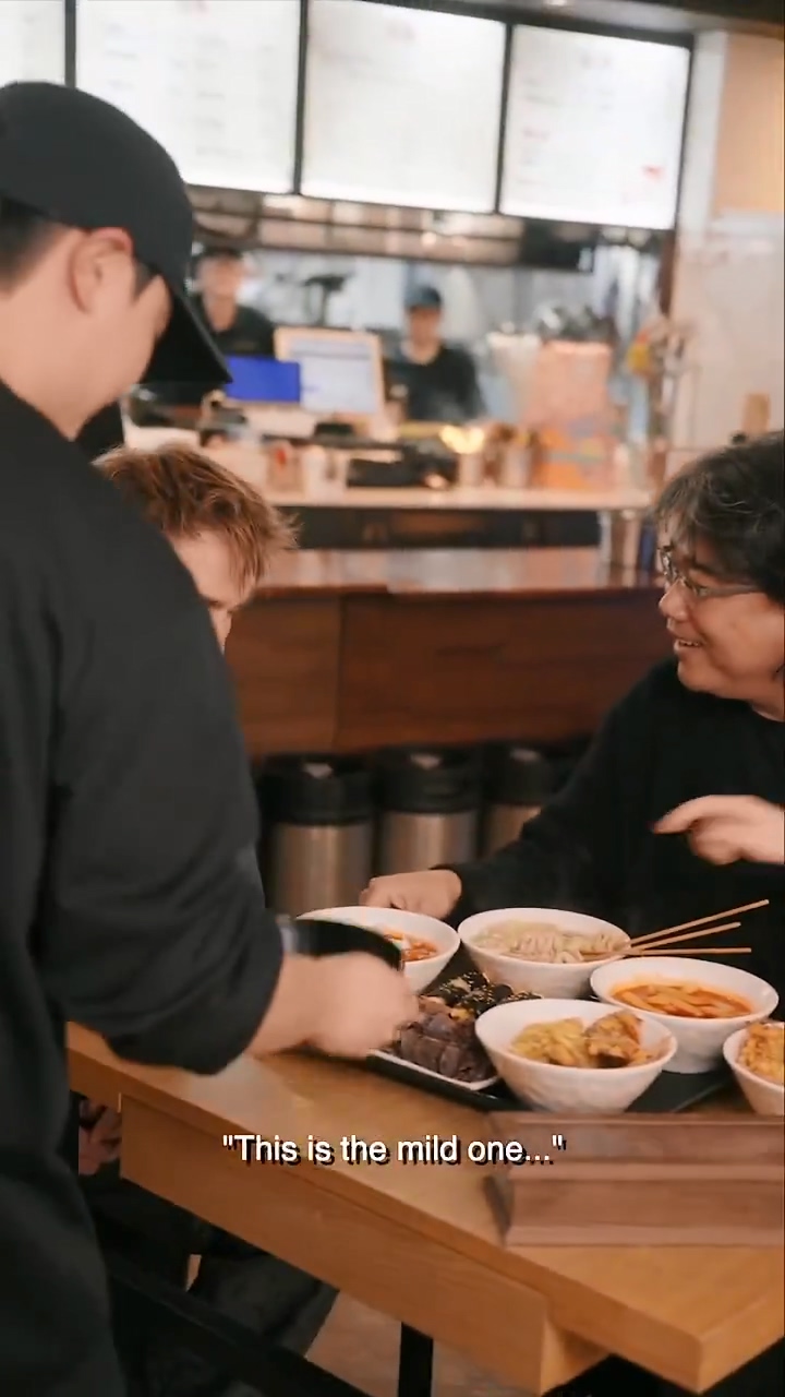 Robert Pattinson and Bong Joon-ho having dinner in.mp4_20250123_092011.719.jpg