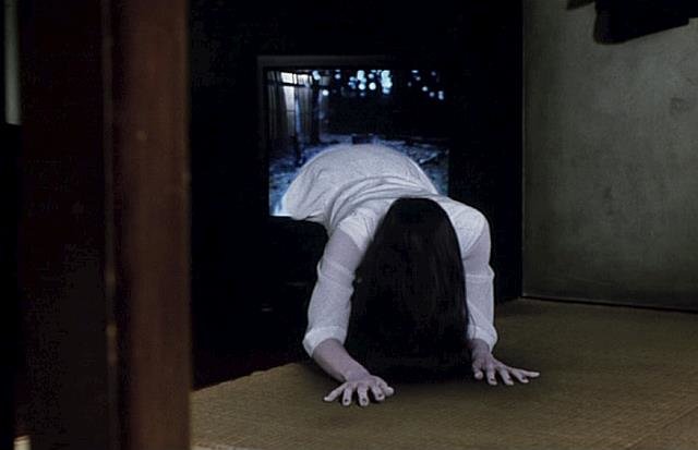 Sadako-crawling-out-of-the-TV-in-Ringu-dir-Hideo-Nakata-Japan-1998.jpg