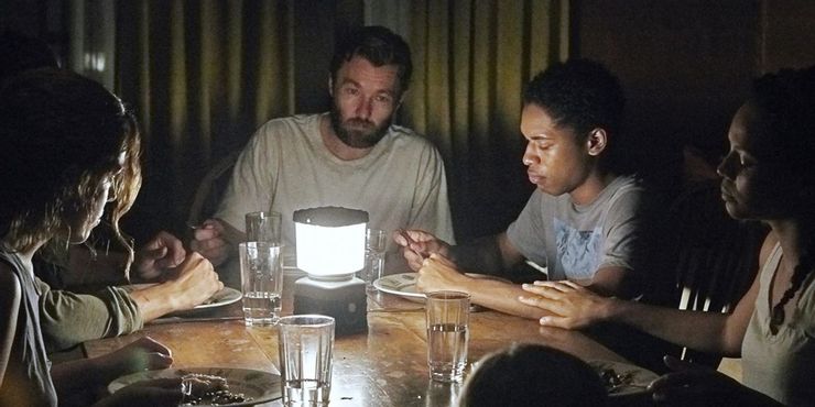 It-Comes-at-Night-2017-Family-at-the-Table.jpg