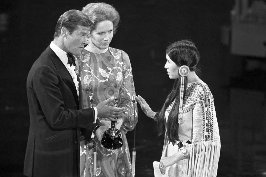 sacheen-littlefeather-refuses-marlon-brando-1973-academy-awards-081622-5044536e6a65445a88827c6d7b03e713.jpg
