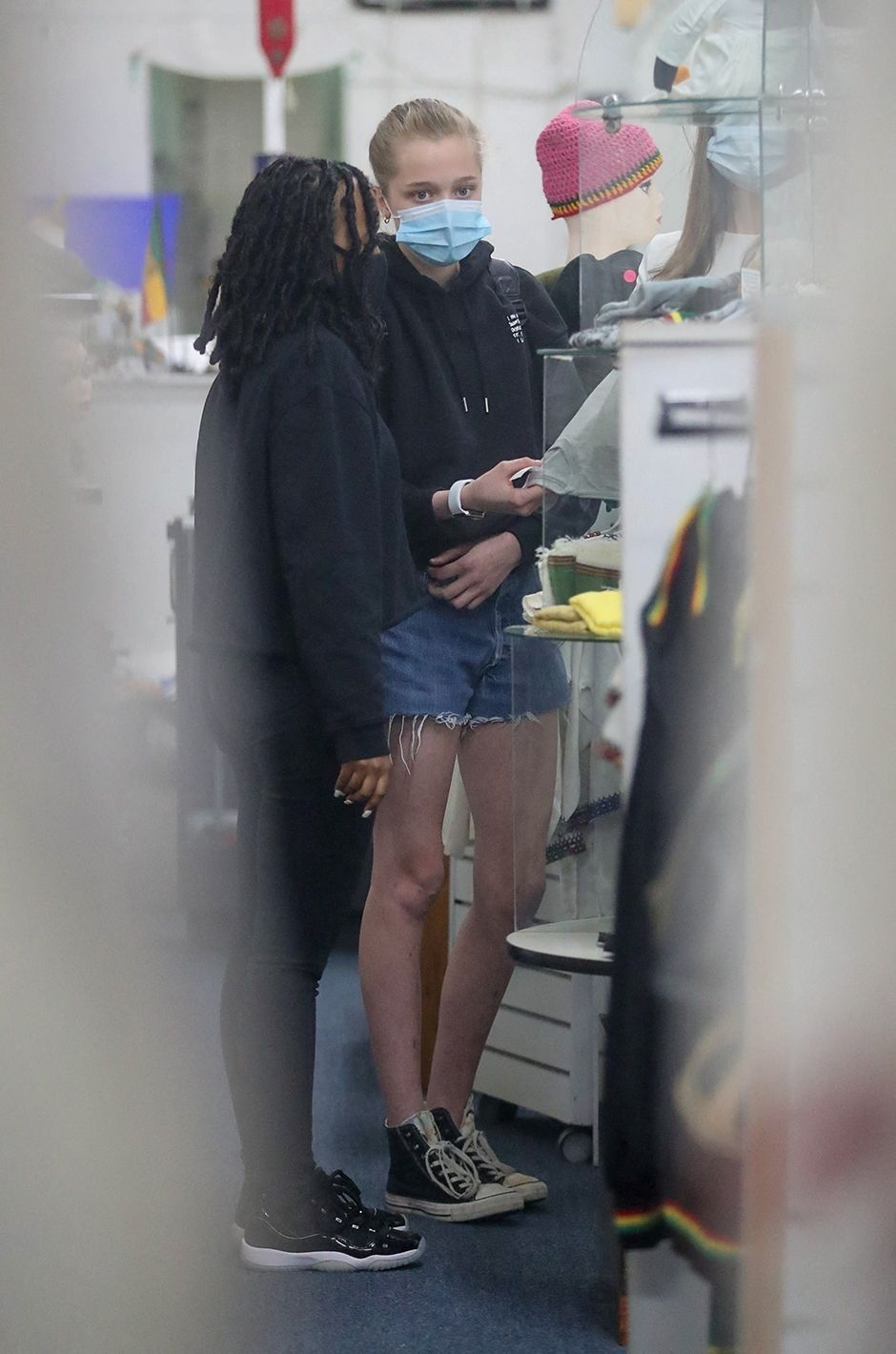 Angelina-Jolie-en-shopping-avec-ses-filles-Zahara-et-Shiloh.jpg