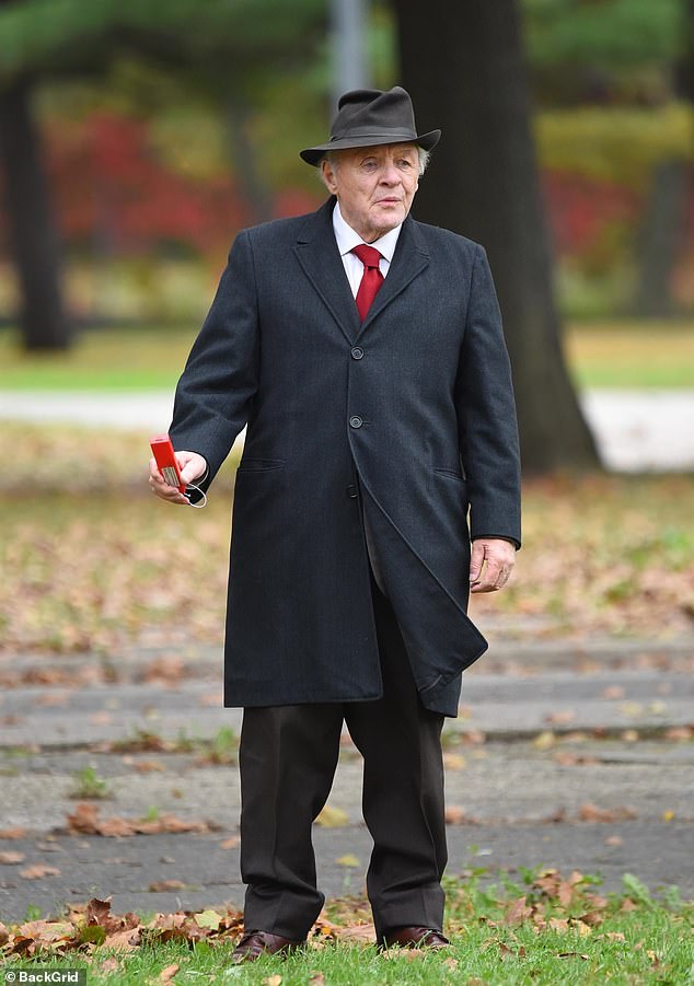 49711109-10137495-Back_on_set_Anthony_Hopkins_83_was_suited_up_in_a_black_overcoat-a-1_1635361512515.jpg