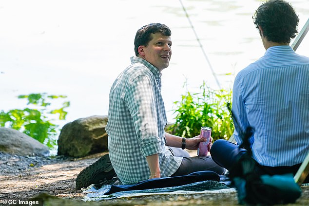 1654065888_536_Lizzy-Caplan-Adam-Brody-and-Jesse-Eisenberg-on-set-of.jpg