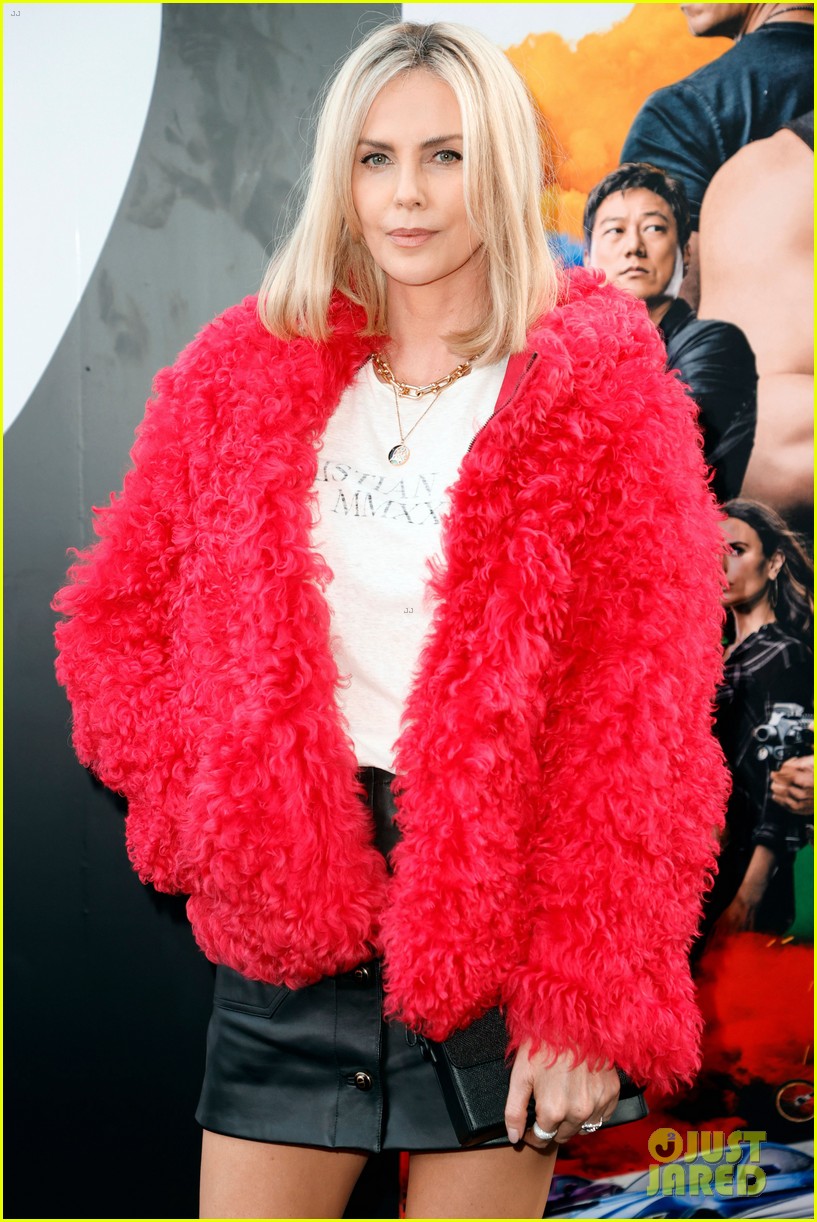 charlize-theron-f9-red-coat-premiere-04.jpg