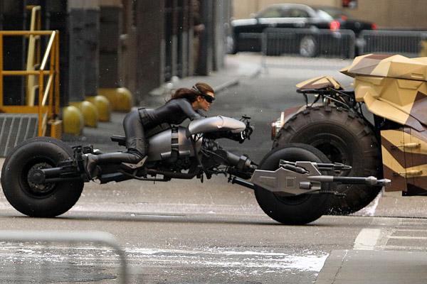 batman_catwoman_motorcycle_batpod4.jpg