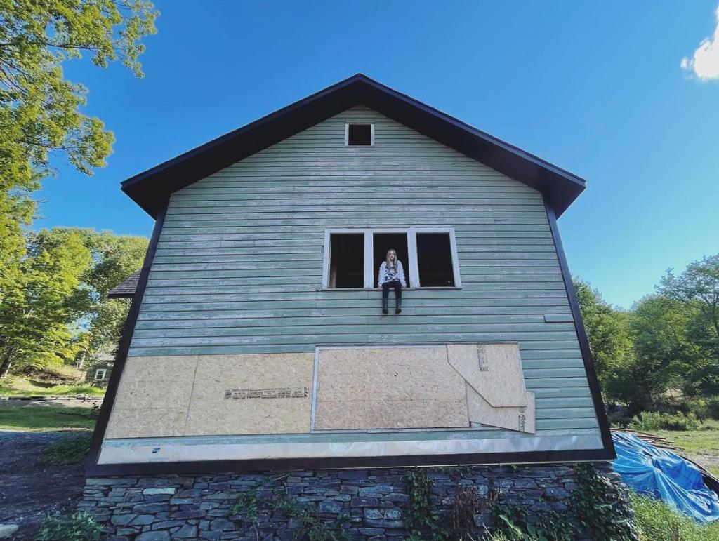 익스트림무비 아만다 사이프리드 Leonard Compound seating