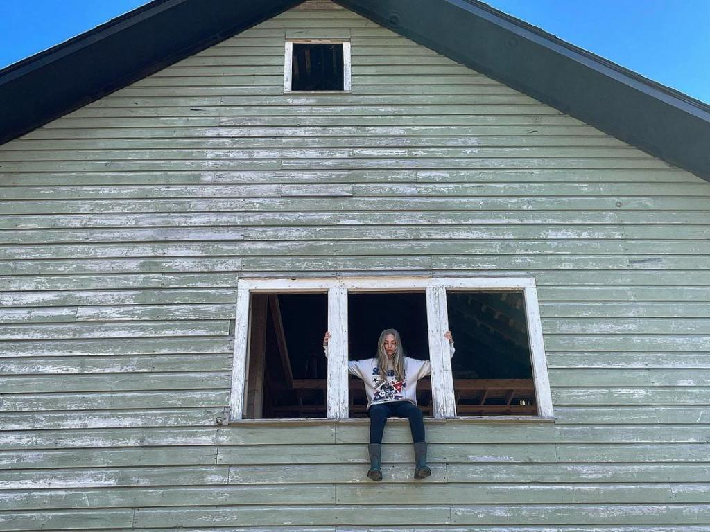 익스트림무비 아만다 사이프리드 Leonard Compound seating