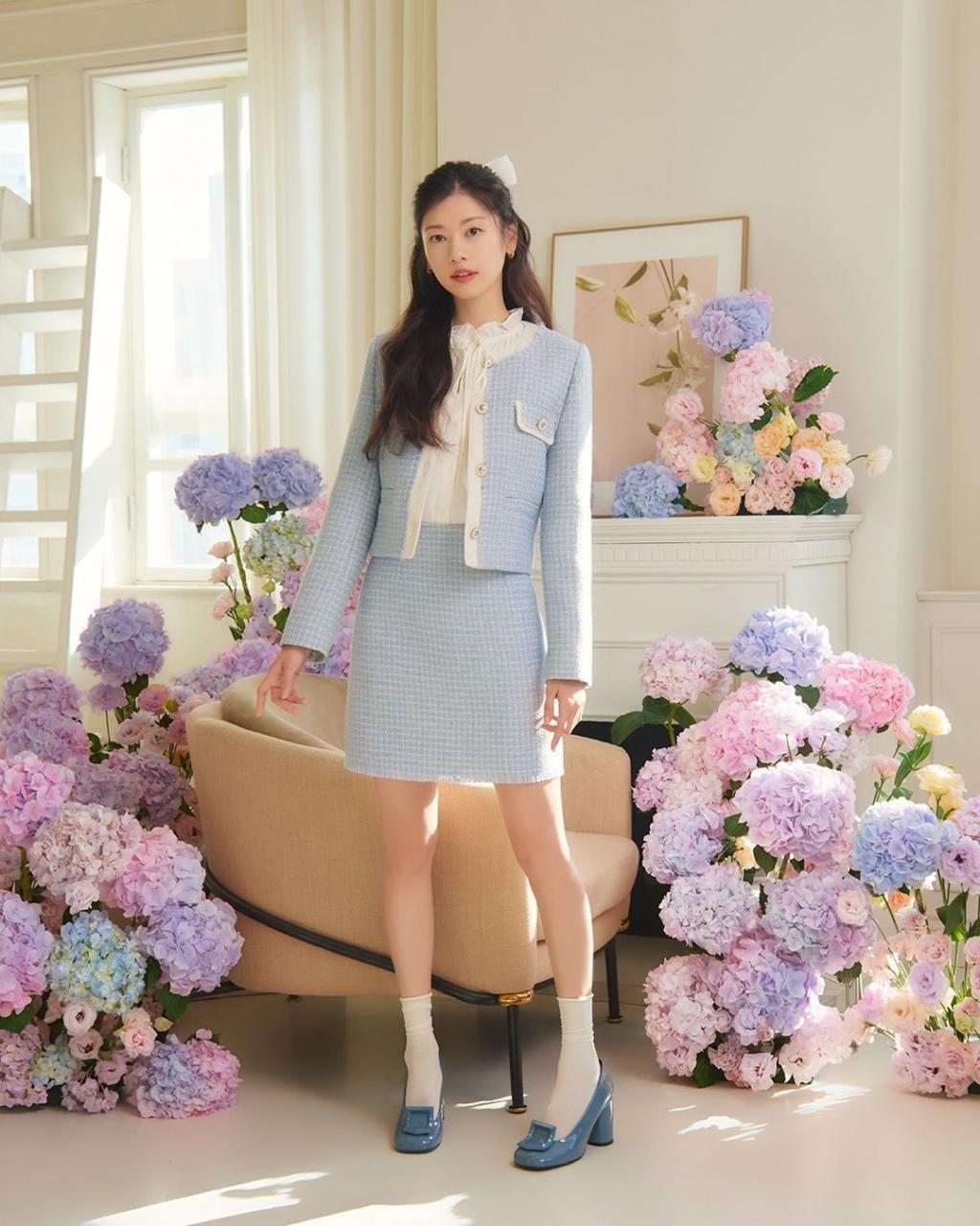 roem_official_419970715_1108388077262942_1487528066951843927_n.jpg