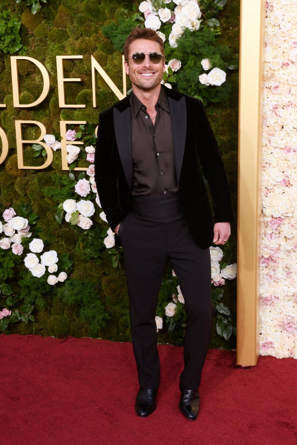 Glen Powell strikes a pose on the #GoldenGlobes ca.jpg