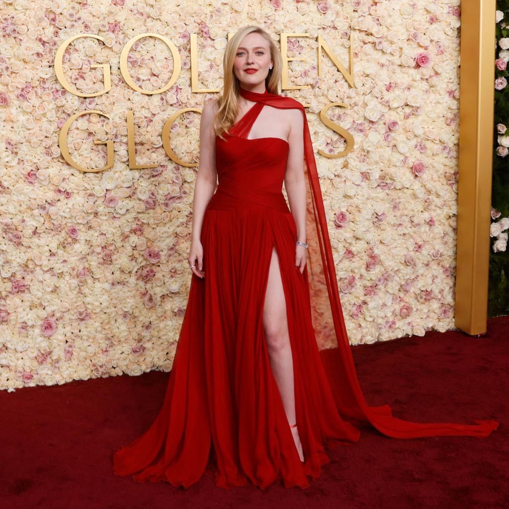 Dakota Fanning is red hot at the 2025 #GoldenGlobe.jpg