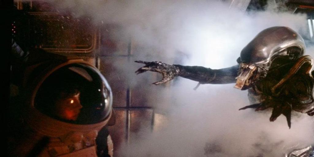 Alien-1979-Ellen-Ripley-Xenomorph-Fog-Ending.jpg