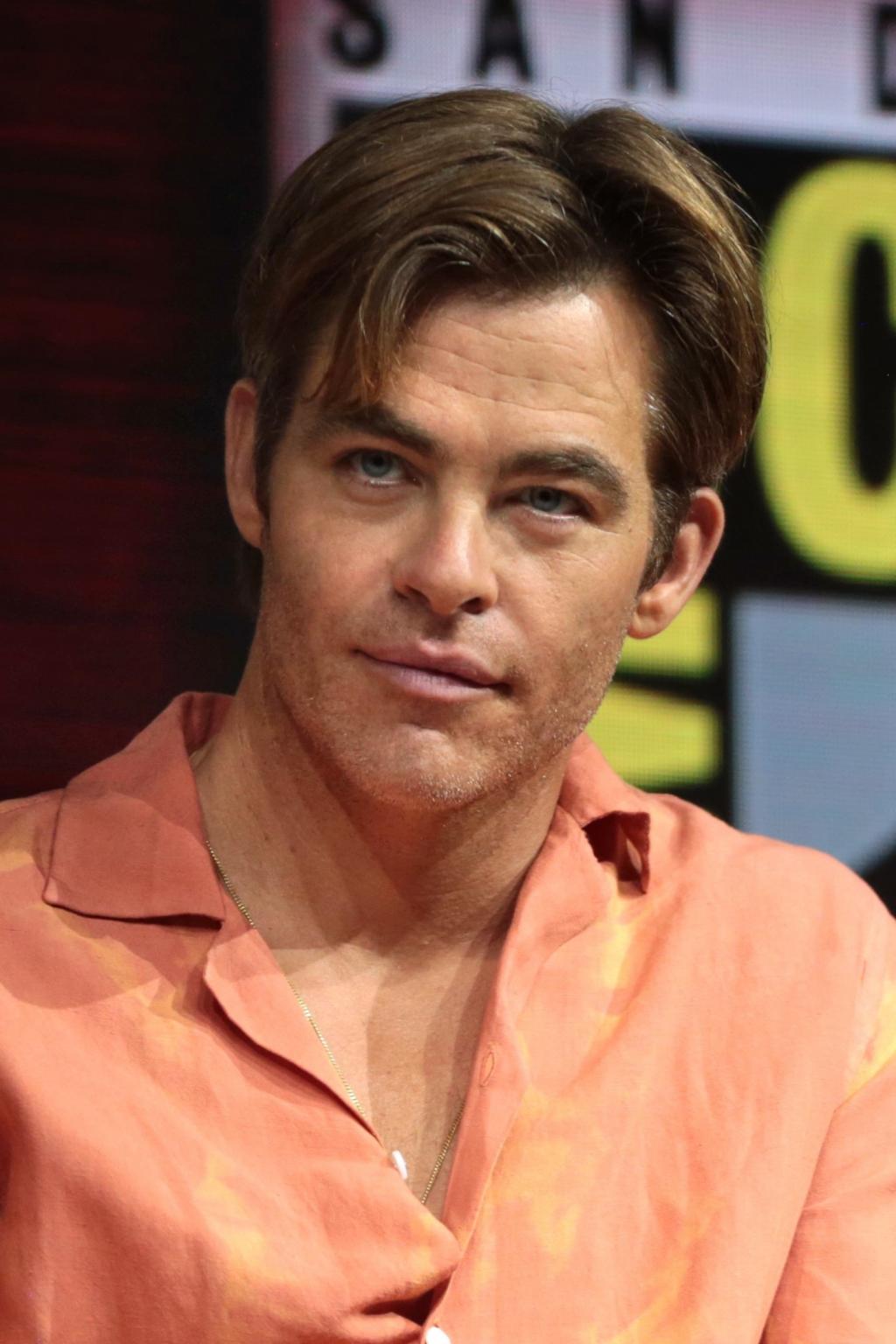 Chris_Pine_&_Gal_Gadot_at_the_2018_Comic-Con_International_(cropped).jpg