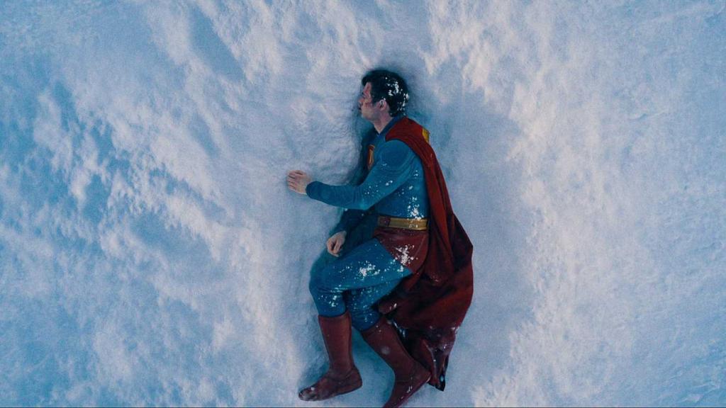 superman-lies-in-the-snow-in-superman-trailer.jpg