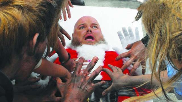 Santa-Claus-vs-the-zombies.jpg