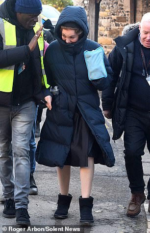 23691178-7915547-Wrapped_up_Olivia_Colman_was_also_spotted_arriving_on_set_in_an_-a-62_1579689797256 (1).jpg