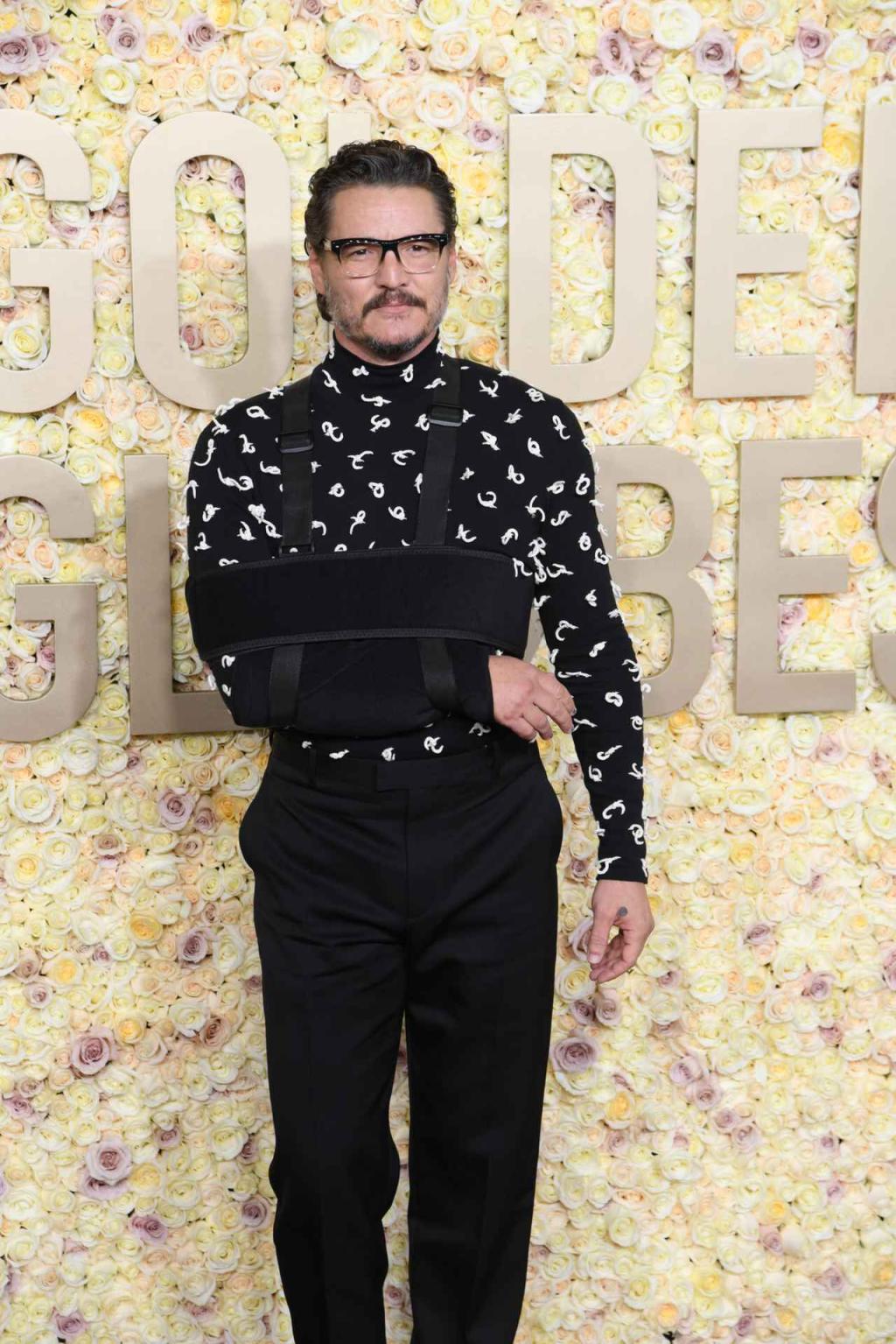 익스트림무비 페드로 파스칼, 골든글로브 시상식에서 팔을 고정하고 있던 이유