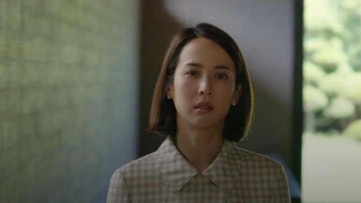 The-shirt-to-small-tiles-in-beige-and-white-worn-by-Yeon-Kyo-Cho-Yeo-jeong-in-Parasite-movie.jpg