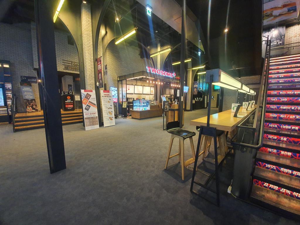 익스트림무비 - CGV 명동역 씨네라이브러리 실시간 (저 혼자네요😅) 익스트림무비 - CGV 명동역 씨네라이브러리  실시간 (저 혼자네요😅)
