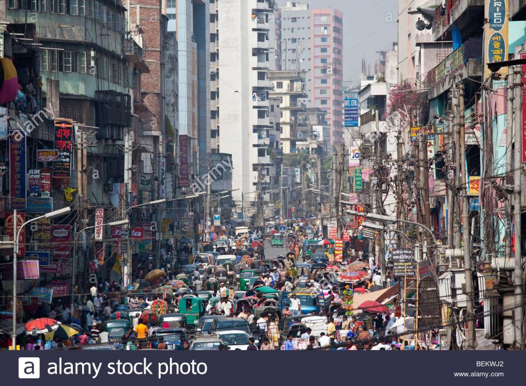 street-scene-in-dhaka-bangladesh-BEKWJ2.jpg