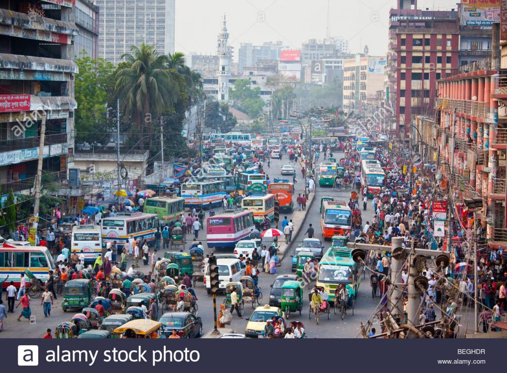 traffic-crowded-street-in-dhaka-bangladesh-BEGHDR.jpg