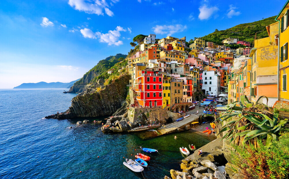 View-of-the-colorful-houses-along-the-coastline-of-Cinque-Terre-area-in-Riomaggiore-Italy..jpg