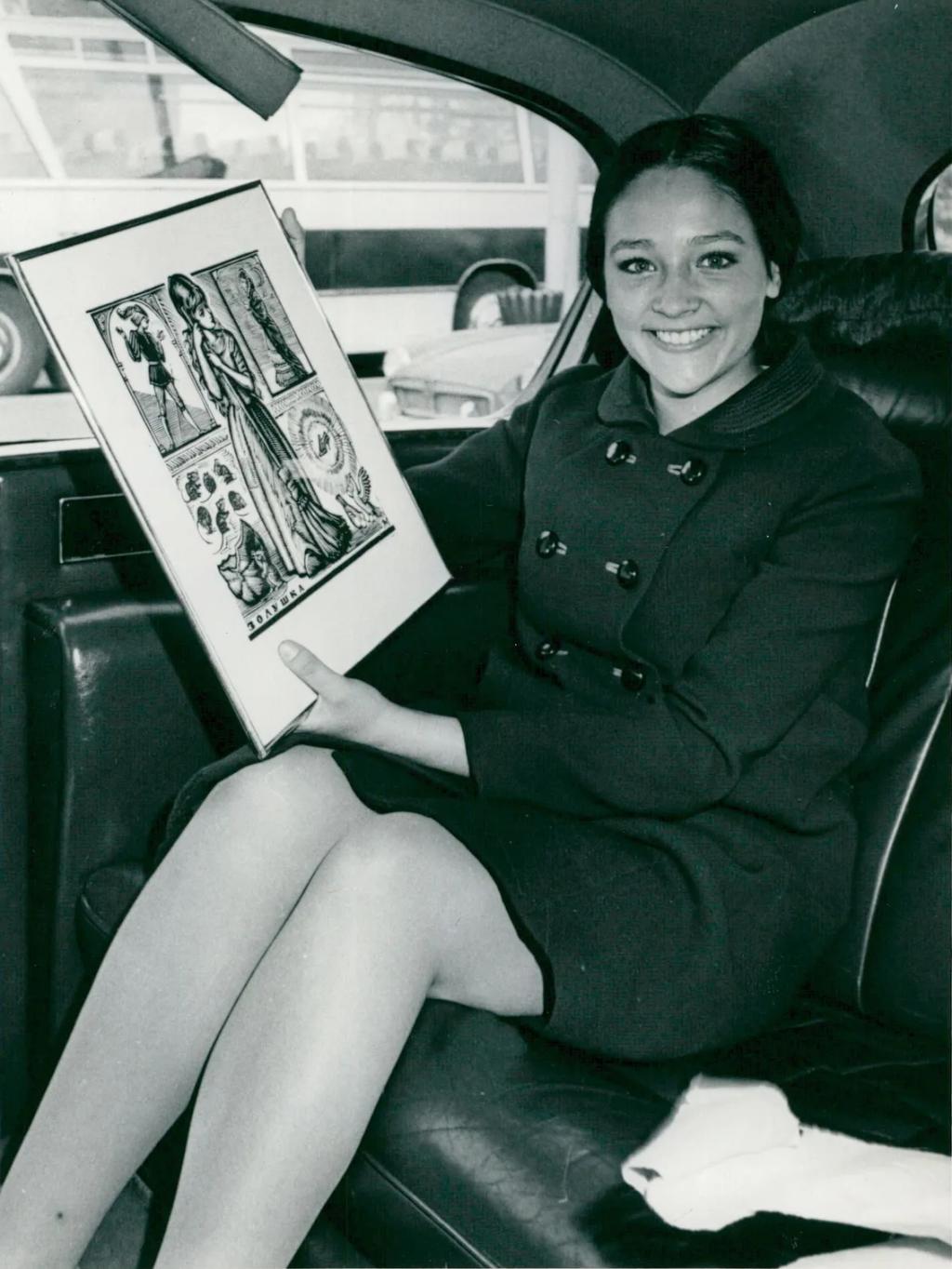 Olivia_Hussey_-_Photograph_(1968).png.jpg