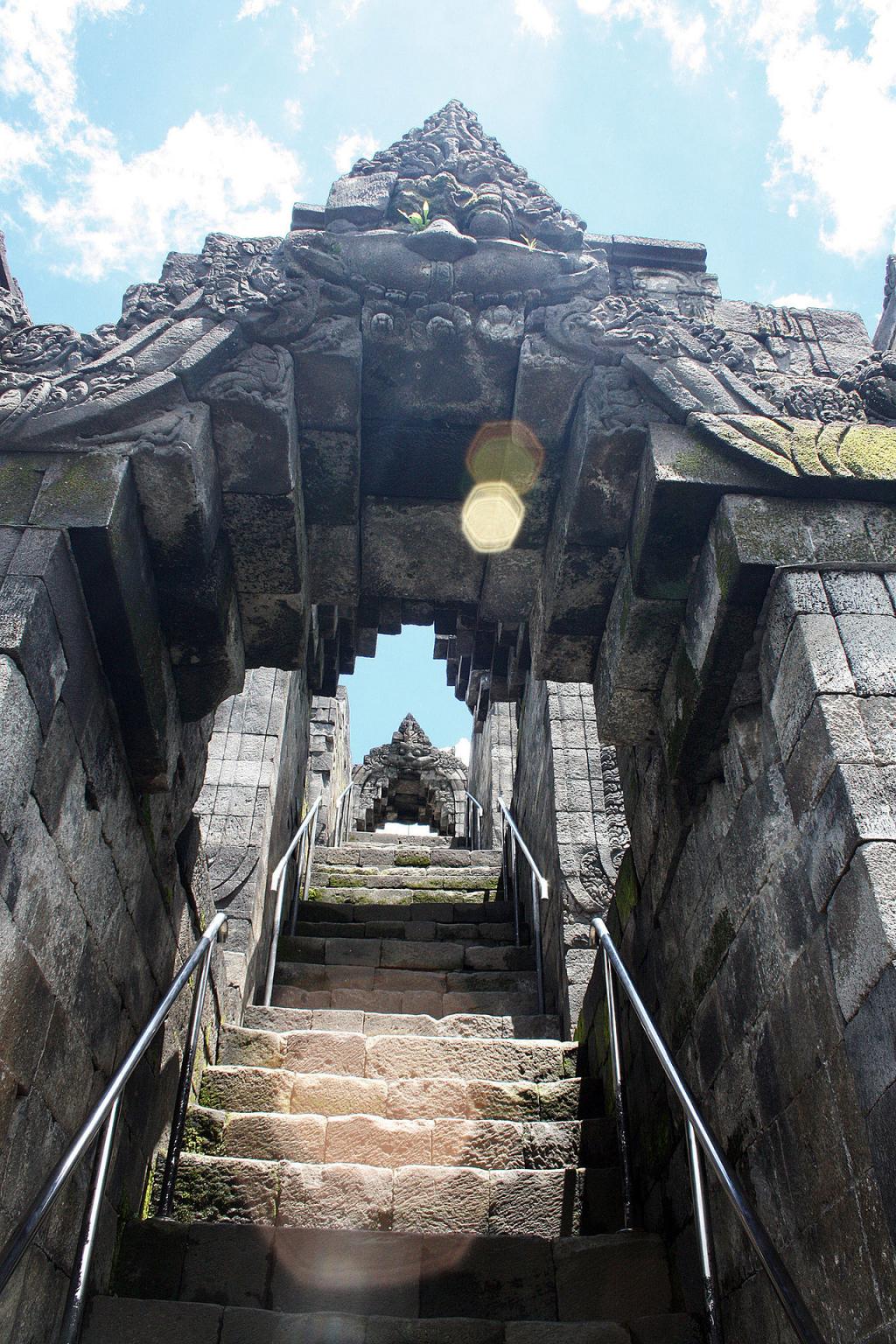 1280px-Lens_Flare_at_Borobudur_Stairs_Kala_Arches.jpg