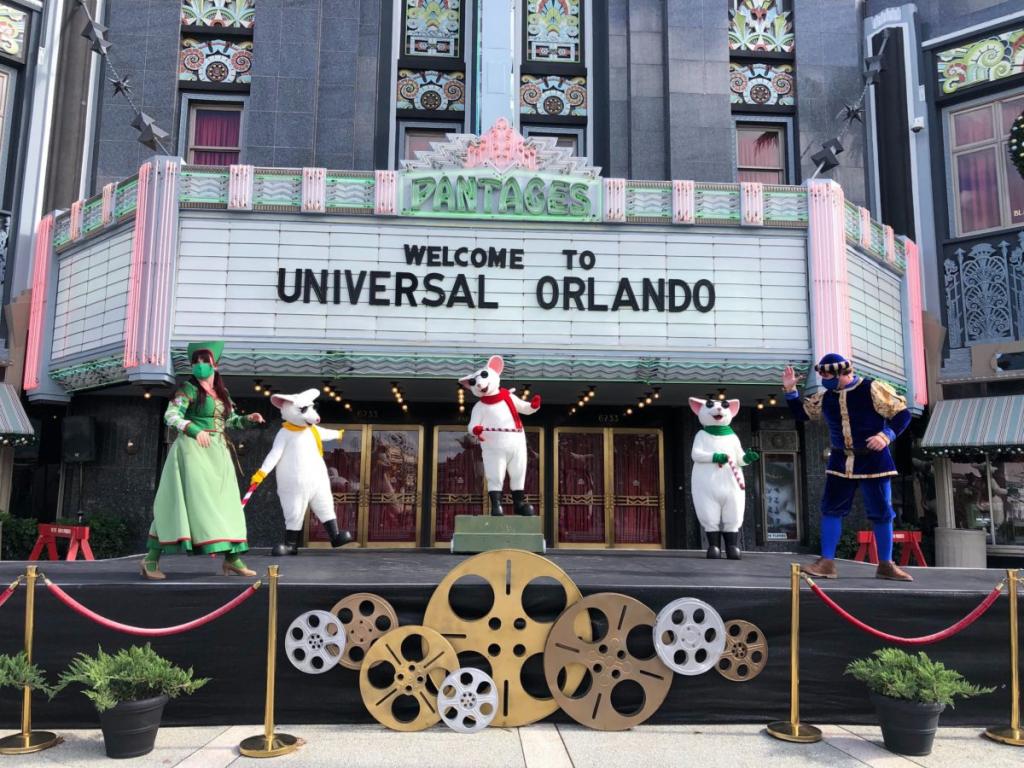 Universal-Shrek-Christmas-parade-5-6823434-1200x900.jpg