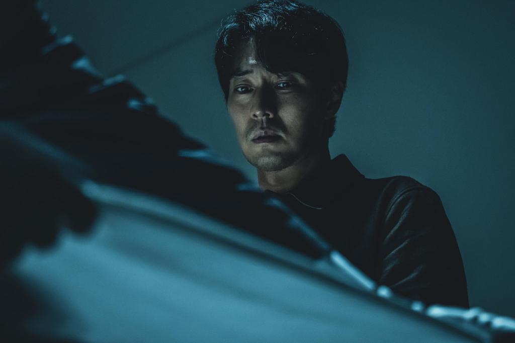 이 바닥은 전부 다 죽어야 끝나11년 만에 광장으로 돌아온 남기준의 무자비한 복수극.누아르.jpg