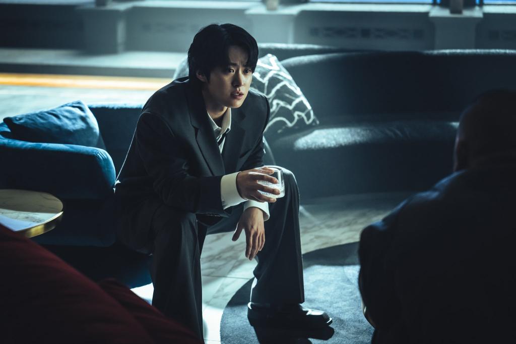 이 바닥은 전부 다 죽어야 끝나11년 만에 광장으로 돌아온 남기준의 무자비한 복수극.누아르 (2).jpg