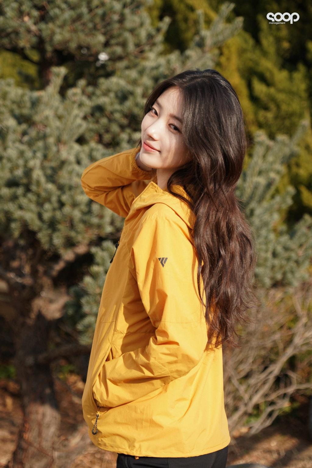 수상하….지 않게도 자연광이 잘 어울리는 여성 1위수지 ❣️ + 자연 ???? ????????????�.jpg