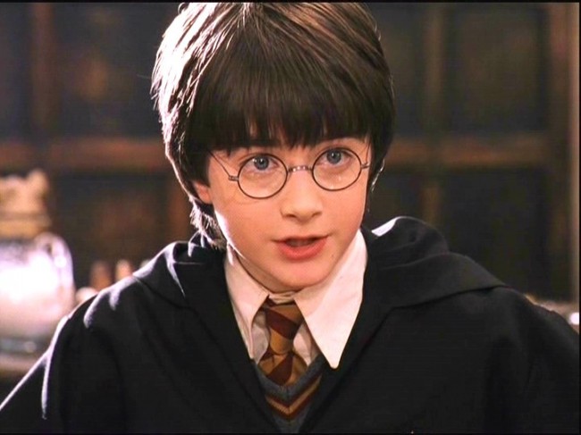 daniel-radcliffe-as-harry-potter-in-chris-colombus-harry-potter-and-the-sorcerers-stone-2001-205-650x487.jpg