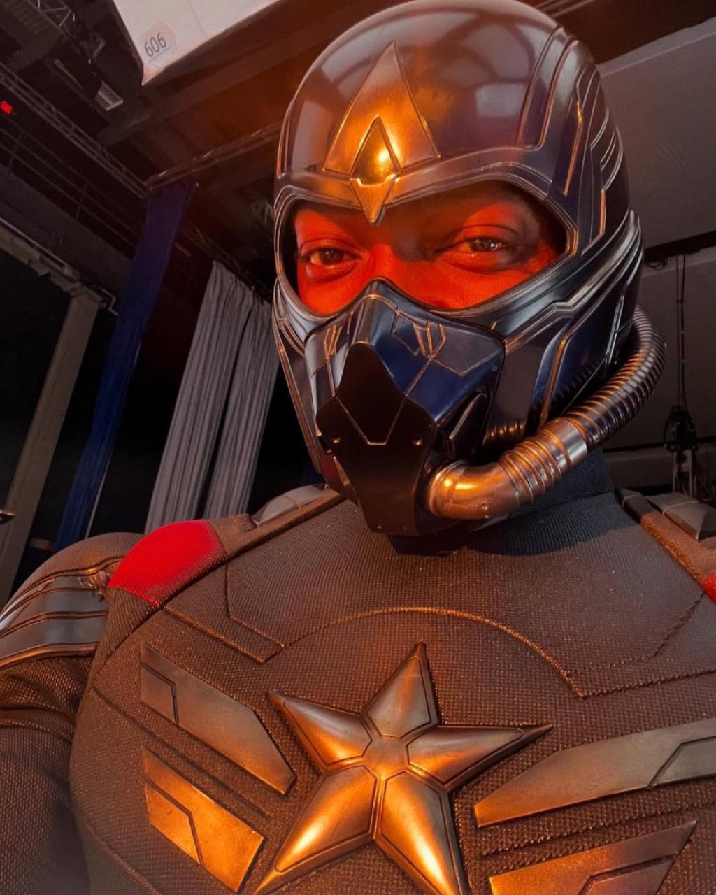 New BTS look at Anthony Mackie on the set of ‘CAPT.jpg