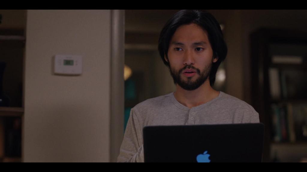 Jin-Ha-as-Augie-Using-Apple-MacBook-Laptop-in-Love-Life-S01E10-TV-Show-2.jpg