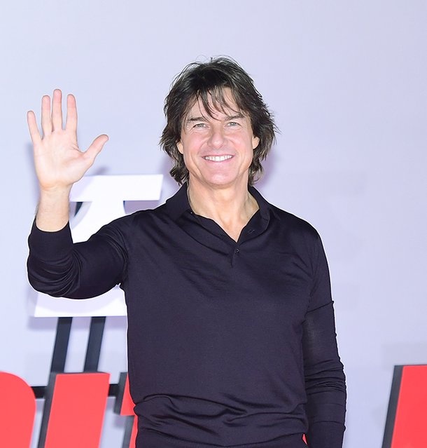 NewTom Cruise and McQ at the press conference in S.jpg