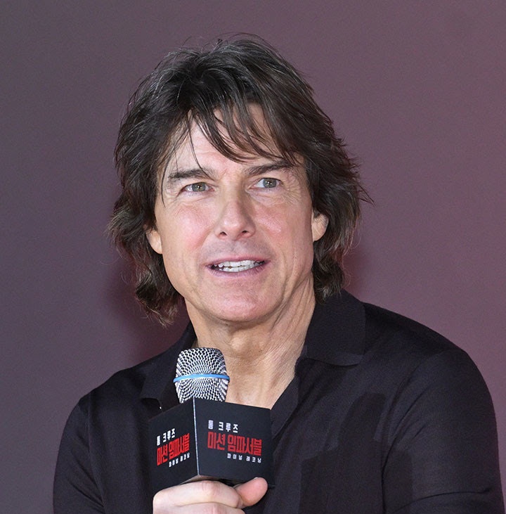 NewTom Cruise and McQ at the press conference in S (1).jpg