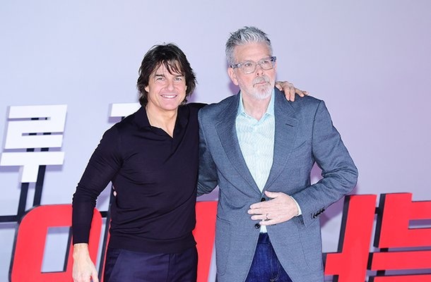 NewTom Cruise and McQ at the press conference in S (2).jpg