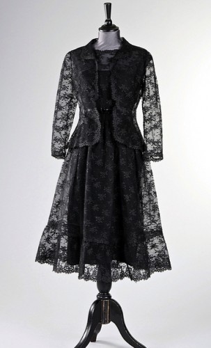 audrey-hepburn-black-lace-dress_how-to-steal-a-million-303x500_jood.jpg