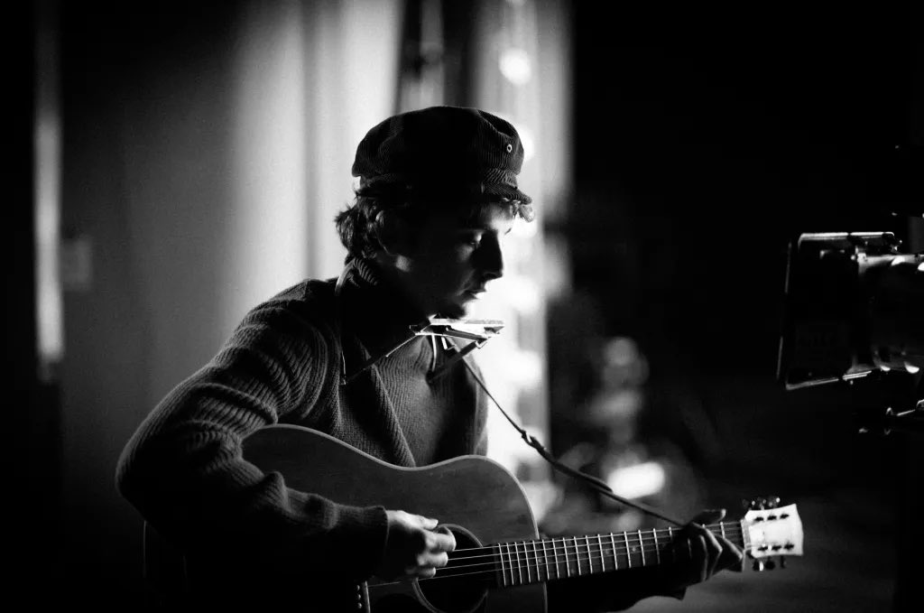 New look at Timothée Chalamet as Bob Dylan in ‘A C.jpg