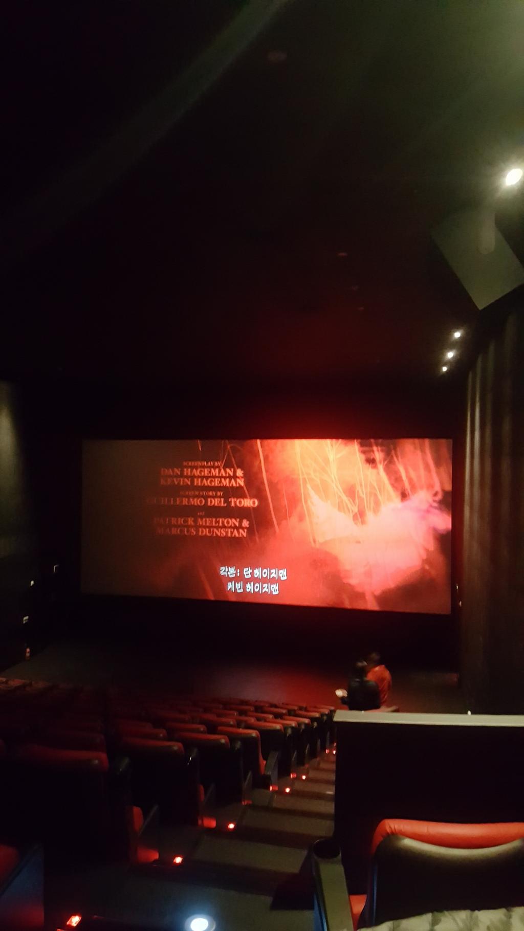 익스트림무비 - 광교CGV 2관 스크린 밝기가 이상합니다 이런 경우있나요?
